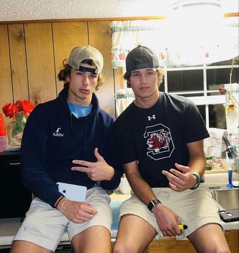 Best Friend Duo Aesthetic, Basic White Guy, Teen Cowboys, Guy Friends Aesthetic, Frat Boy Style, Frat Boy Outfits, Frat Boy Aesthetic, Frat Bro, Frat Boy Outfit