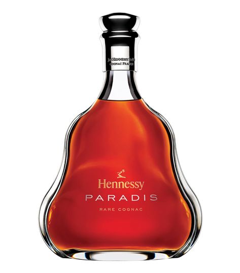 Cognac Paradis Hennessy; fue creado en 1979 por Maurice Fillioux. Inspirado en el legado del agua de vida de su abuelo, Maurice dio vida a este cognac perfectamente armonioso. Su nombre proviene de la bodega Paradis, un lugar legendario en la Maison Hennessy, utilizada exclusivamente para el añejamiento de las aguas de vida más excepcionales de Hennessy. La bodega Paradis es el guardián del alma de la Maison. Durante por lo menos cinco décadas, las aguas de vida almacenadas en barricas de roble, Monkey Shoulder Whiskey, Expensive Alcohol, Hennessy Paradis, Best Cognac, Pub Bar Ideas, Hennessy Cognac, Brown Liquor, Cognac France, Bar Tender