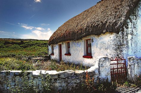 Ireland Cottage, Roof House, Bg Design, Irish Cottage, Irish Landscape, Cottage By The Sea, Ireland Landscape, Ireland Homes, Old Irish