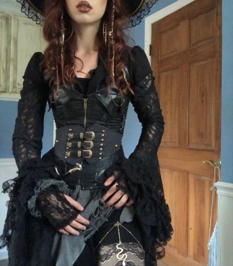 Pirate Vibe Outfit, Piratecore Aesthetic, Ren Faire Witch, Pirate Outfit Women, Velvet Gothic Dress, Pirate Attire, Avant Apocalypse, Outfit With Corset, Pirate Vibes