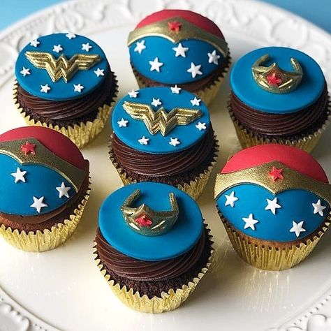 Wonder Woman cupcakes. Birthday Cake For Boyfriend, Wonder Woman Party, Cake For Boyfriend, Wonder Woman Birthday, Marvel Party, Gold Birthday Party, Superhero Birthday Party, Superhero Party, Superhero Birthday