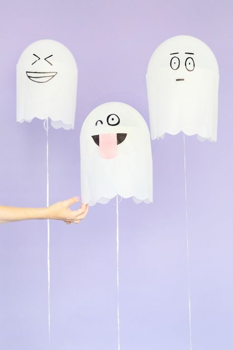 DIY Silly Ghost Balloons | Studio DIY® Scary Halloween Crafts, Ghost Balloons, Creative Halloween Decorations, Ghost Diy, Halloween Fest, Halloween Balloons, Studio Diy, Easy Halloween Crafts, Halloween Party Diy