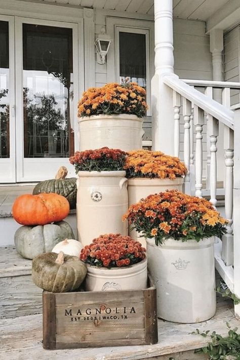 Outdoor Porches, Thanksgiving Decorations Outdoor, Porch Diy, Diy Farmhouse Decoration, Outside Fall Decor, Hantverk Diy, Fall Porch Decor, Fall Decor Inspiration, Fall Front Porch Decor