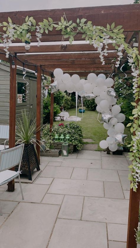 Wedding Balloon Decorations Outdoor, Backyard Balloon Decorations, Balloon Arch Outside, Outdoor Balloon Arch, White Garden Party, White Party Decor, Engagement Party Balloons, White Balloon Arch, Italian Baby Showers