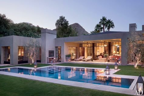 The vision for this Rancho Mirage, California, property, says Ron Radziner of the architecture firm Marmol Radziner, “was to create a strong and engaging modern structure that would be at peace with the harsh desert environment.” Mia Lehrer + Associates handled the landscaping. Desert Home Exterior, Backyard Pool Design, Home Designs Exterior, Villain Aesthetic, Villain Outfits, Casa Country, Outfits Female, Modern Pools, Desert Homes