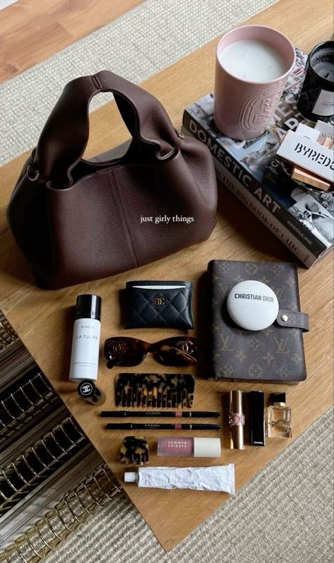 Purse Aesthetic, Everyday Bag Essentials, Uni Bag, What's In My Purse, Inside My Bag, Estilo Indie, Purse Essentials, Handbag Essentials, In My Bag