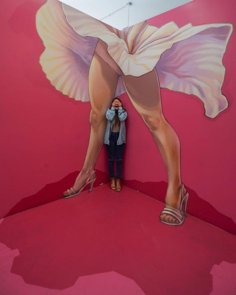 Museum of Illusions Street Art Illusions, Punjabi Movies, Viral Photo, Selfie Wall, Los Angeles Photography, Instagram Wall, Taking A Picture, Most Instagrammable Places, Amazing Street Art