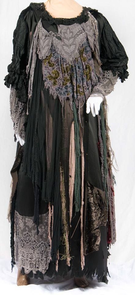 dark mori, black forest mori.  I don't think I could pull this off, but I find it lovely, provocative. Dark Mori Witch, Fantasia Plus Size, Macbeth Witches, Dark Mori Fashion, Swamp Witch, Strega Fashion, Plus Size Costume, Witch Costumes, Medieval Wedding