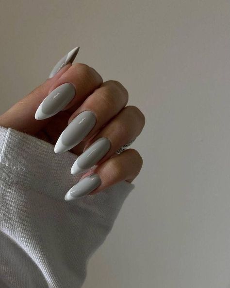 Exploring the Cozy Charm of Grey Nail Colors for Winter 2023-2024 18 Ideas - women-club.online White And Grey Nail Ideas, Grey And White Nails, Retro Nails, Pointed Nails, Studded Nails, Gray Nails, Soft Nails, Long Square Acrylic Nails, Summer Acrylic Nails