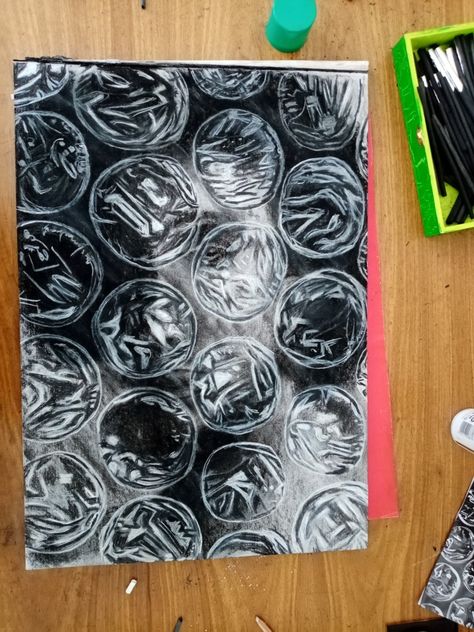 Charcoal drawing of a man behind bubble wrap Bubble Wrap Painting, Bubble Wrap Art, Texture Sketch, Biro Drawing, Memory Art, Bubble Drawing, Black Paper Drawing, Bubble Paper, Texture Drawing