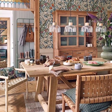 Envie de créer une ambiance campagne chic, cosy et jolie, pour votre salle à manger ? D’aménager un espace tel une maison de campagne française ou anglaise (style cottage un peu vintage) avec des meubles et déco à la fois neuves et chinés ? Découvrez ci-dessous nos inspirations pour composer une décoration campagne chic dans cette pièce de vie incontournable de votre intérieur (et nos astuces pour la réussir !). Houses Inside, Open Concept Kitchen And Living Room, Scandinavian Kitchen, House Inside, Dining Living Room, Art Deco Furniture, Cozy Interior, Beautiful Interiors, 2023 2024