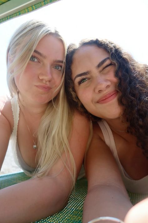 #duo #friendship #italian #travel #togetherweshine #funnymemeshilarious Duo Friendship, Blonde And Brunette, Italian Travel, Blonde, Travel, Pins