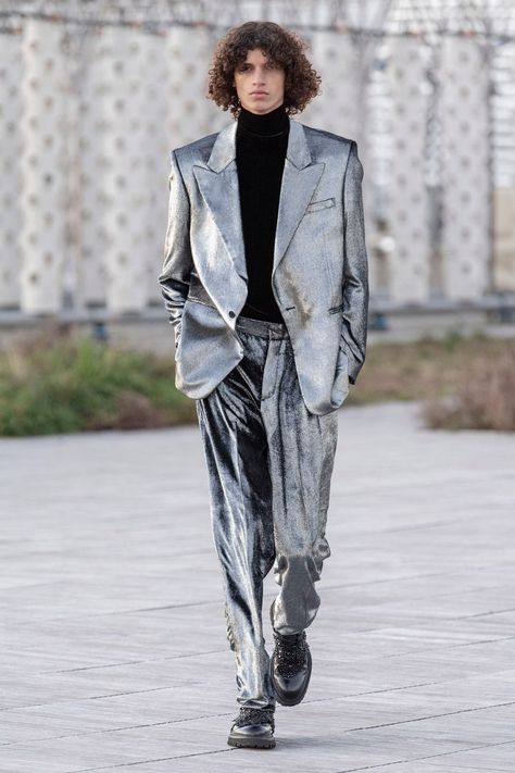 Azzaro Spring 2022 Couture Fashion Show | Vogue Space Party Outfit Men, Space Outfit Men, Silver Outfit Men, Couture Fashion Men, Futuristic Suit, Japanese Street Fashion Men, Confetti Tour, Futurism Fashion, 2022 Couture