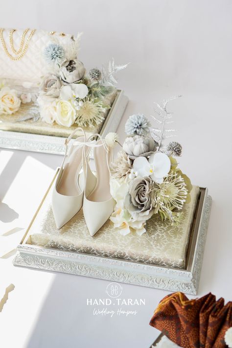 Ide Hantaran Tradisional: Temukan keindahan dalam hantaran pernikahan dengan sentuhan tradisional yang timeless. Dulang Hantaran Simple, Dulang Hantaran Ideas Trays, Hidden Hantaran Ideas, Hantaran Lamaran, Dulang Hantaran Ideas, Box Hantaran, Hantaran Ideas, Kotak Hantaran, Seserahan Hantaran