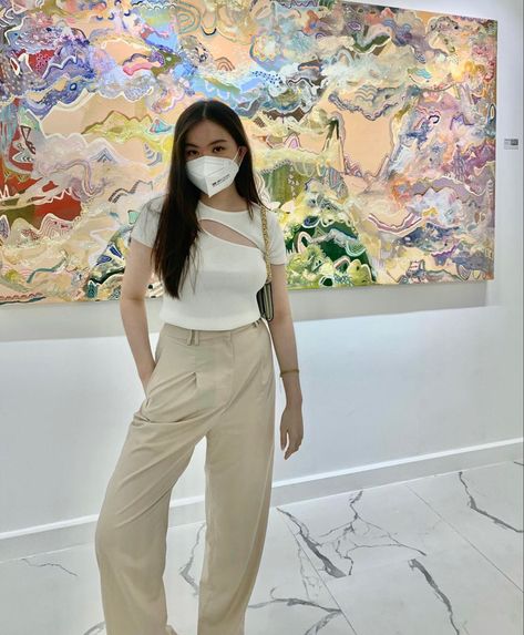 Beige Trousers Outfit Aesthetic, Gallery Outfit Aesthetic, Crop Tshirt Outfit, Beige Trousers Outfit, Aesthetic Trousers, Museum Outfits, Assymetrical Top, Gallery Outfit, Beige Trouser