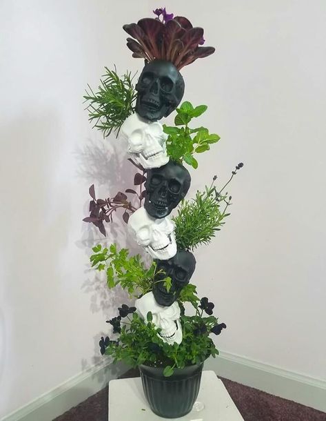 Victorian Backyard, Goth Halloween Decor, Spooky Plant, Goth Flowers, Porta Halloween, Skull Planter, Planter Wall, Goth Garden, Halloween Decorations Diy