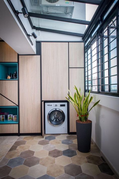 10 Singapore Homes That Show How Useful a Balcony Can Be (pictured) this homeowner chose to double the balcony space as the laundry room with custom cabinets. | Qanvast #serviceyard #hdbhomes #signaporehomerenovation #sghomeinterior #qanvast External Laundry, Laundry Room Design Outdoor, Balcony Laundry Ideas, Outdoor Laundry, Hdb Bto Service Yard Ideas, Hdb Balcony Ideas Singapore, Masionette Hdb Balcony, Hdb Mansionette Balcony, Outdoor Laundry Area