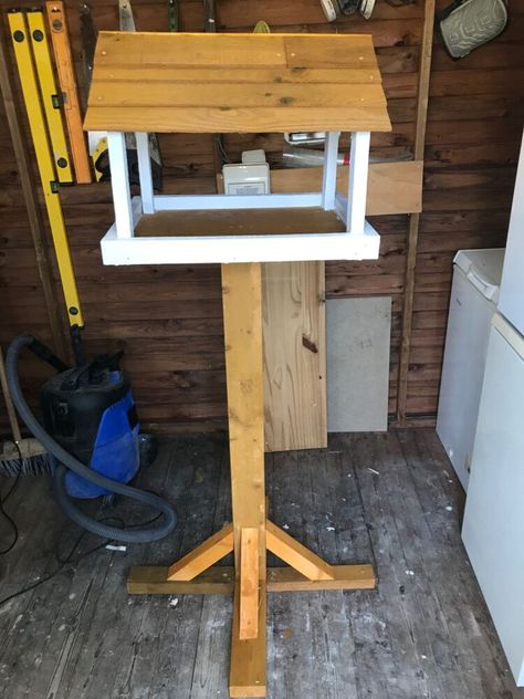 Platform Bird Feeder Diy How To Build, Bird Platform Feeder Diy, Bird Feeder Tray Platform Diy, Platform Bird Feeder Diy, Bird Tables Ideas Diy, Diy Bird Feeder Stand, Free Standing Bird Feeders, Faux Marble Countertop, End Table Makeover