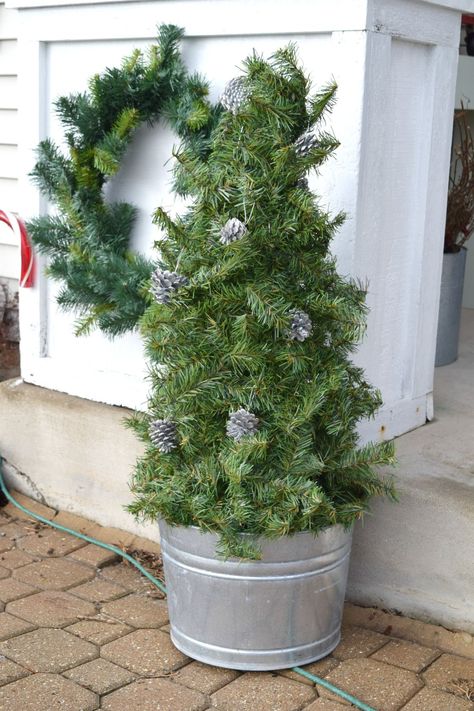 Fashion a DIY Christmas Topiary From A Basic Tomato Cage Christmas Tree Topiary, Tomato Cage Crafts, Tomato Cage Christmas Tree, Diy Tabletop, Christmas Topiary, Christmas Crafts Diy Projects, Simple Decorations, Tomato Cages, Small Christmas Trees