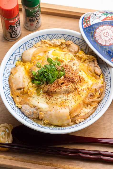 Oyakodon (Japanese Chicken and Egg Rice Bowl) 親子丼 - Okonomi Kitchen Chicken And Egg Rice Bowl, Donburi Recipe, Egg Rice Bowl, Okonomi Kitchen, Egg Rice, Dashi Broth, Japanese Chicken, Steamed Rice, Rice Bowl