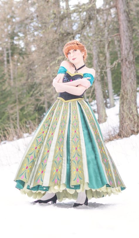 Coronation Green dress Anna cosplay by Kiyomi Princess Anna Cosplay, Elsa Photoshoot, Anna Frozen Cosplay, Anna Coronation Dress, Era Medieval, Anna Dress Frozen, Frozen Jr, Anna Cosplay, Frozen Cosplay