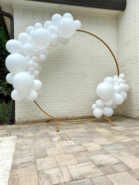 Circle Backdrop With Drapes And Balloons, Balloon Arch On Gold Ring, White Balloon Ring, Gold Circle Arch With Balloons, Baloon Ring Backdrop, Minimal Balloon Arch, Balloon Garland On Hoop, Ballon Ring Decoration, All White Balloon Arch