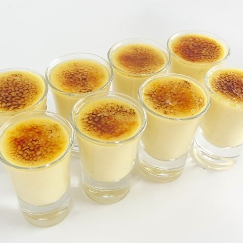 Crème Brûlée Shots: NO Bake!! Creamy and Caramelized Treats Creme Brulee Shooters, Mini Creme Brulee Cups, No Bake Creme Brulee, No Bake Mini Cheesecake Recipes, Finger Sweets, Mini Creme Brulee, Brulee Desserts, Raspberry Creme Brulee, Vanilla Bean Custard