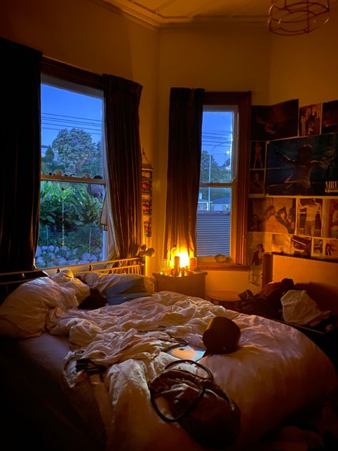 Dark Fall Bedroom, Brown Cozy Bedroom, Dark Orange Bedroom, Room With Brown Walls, Dark Brown Room, Dark Bedroom Ideas Cozy, Brown Room Aesthetic, Warm Minimalist Bedroom, Warm Toned Bedroom