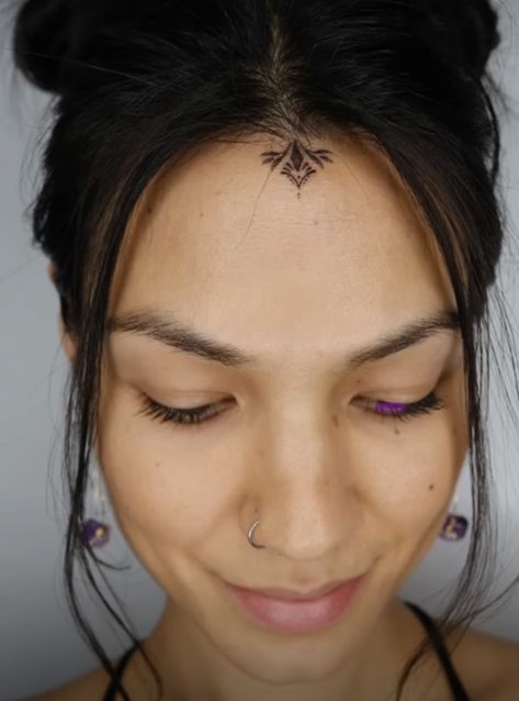 Hairline Tattoo Women, Boho Face Tattoos, Feminine Forehead Tattoo, Face Tattoos For Women Forehead, Women Forehead Tattoo, Tiny Throat Tattoo, Hairline Tattoo For Women Forehead, Line Throat Tattoo, Discreet Face Tattoo