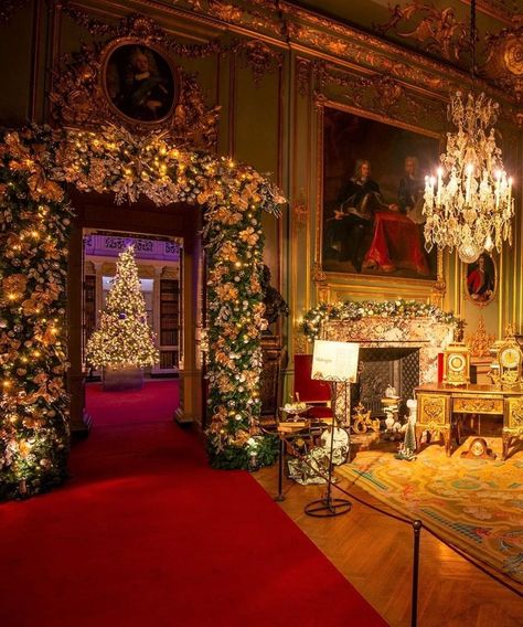 We’re loving how Christmassy Blenheim Palace is looking in this pic 😍. Did you know that Blenheim Palace was the birth place of Sir Winston… Christmas Palace, Blenheim Palace, Christmas Interiors, 2022 Christmas, Victorian Christmas, Jingle All The Way, Noel Christmas, Merry Little Christmas, Christmas Mood