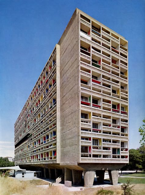 Unité d'Habitation, Marseille, France - Le Corbusier 1952 Ronchamp Le Corbusier, Brutalist House, Corbusier Architecture, Architecture Cool, Le Corbusier Architecture, Villa Savoye, Brutalism Architecture, Santiago Calatrava, Walter Gropius