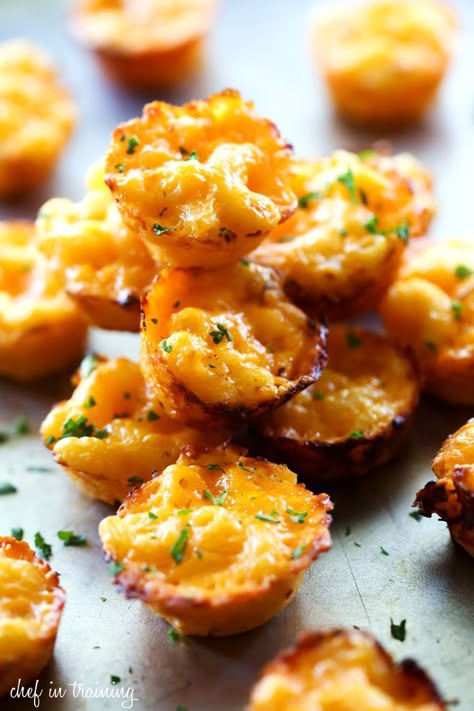 Homemade Mac and Cheese Bites - These are so simple and the perfect finger food ideal for serving kids and as an appetizer! These are DELICIOUS! Mini Food Appetizers, Egg Benedict, Mac And Cheese Bites, Homemade Mac And Cheese, Mini Appetizers, Superbowl Appetizers, Fall Appetizers, Cheese Bites, Thanksgiving Appetizers