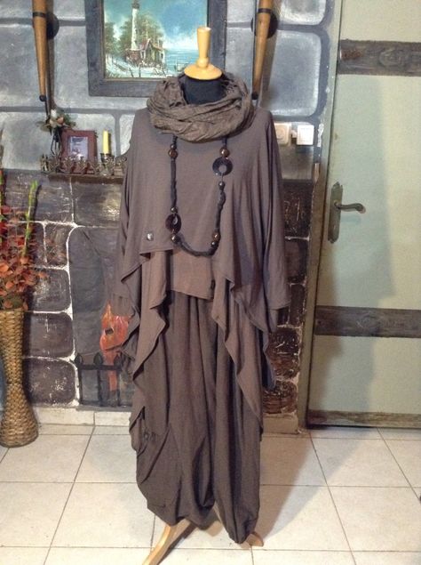 Vicky Lobstein style Moda Over 50, Creative Clothes, Lagenlook Style, Mode Abaya, Funky Outfits, Mode Boho, Advanced Style, Altering Clothes, Layered Fashion