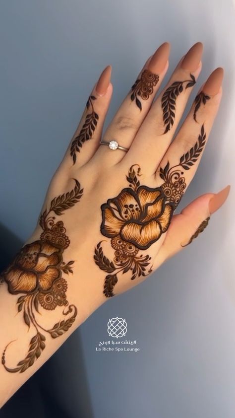 Rose Flower Henna Design, Floral Henna Designs Front Hand, Arabian Henna Designs, Arabic Designs Mehndi, Eid Henna Designs Arabic, Arab Henna Designs, Emirati Henna, Henna Feet Designs, Fessi Henna