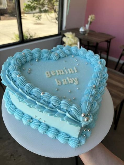 Sweet Cheeks Cake Bar Baby Blue Heart Cake, Gemini Szn Cake, Blue Birthday Cake Ideas, Gemini Birthday Cake, Teal Birthday Cake, Blue Heart Cake, Gemini Cake, Bday Treats, Gemini Szn