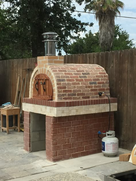 Built In Pizza Oven, Outdoor Brick Pizza Oven, Outdoor Fireplace Pizza Oven, Backyard Pizza Oven, Pizza Oven Outdoor Kitchen, Brick Bbq, Diy Pizza Oven, Brick Pizza Oven, Outdoor Barbeque