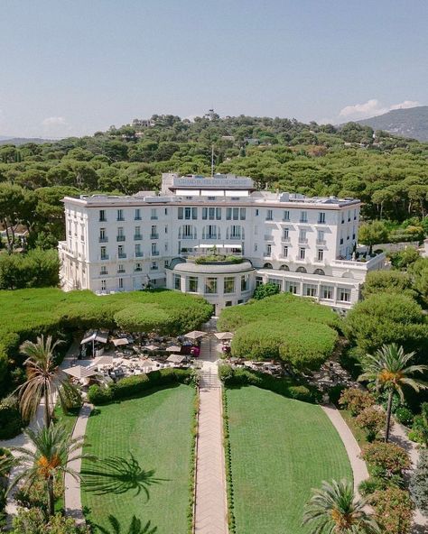 The sweeping facade of the Grand Hotel du Cap Ferrat @fscapferrat captured in our delicate venue illustration. This majestic hotel off the coast of Nice is an icon of the French Riveria, built in the Belle Époque Style, filled with gardens, terraces, and classical furnishings— a delight to draw! We love highlighting the breathtaking allure of our couples’ venue in our custom invitation suites; vellum is a forever favorite, adding that luxe layered experience. So excited for M+E’s upcoming wed... Hotel Du Cap Ferrat, French Wedding Invitations, Invitation Card Design Ideas, Hotel Du Cap, Blue Wedding Stationery, French Blue Wedding, Live Illustration, French Riviera Wedding, Riviera Wedding