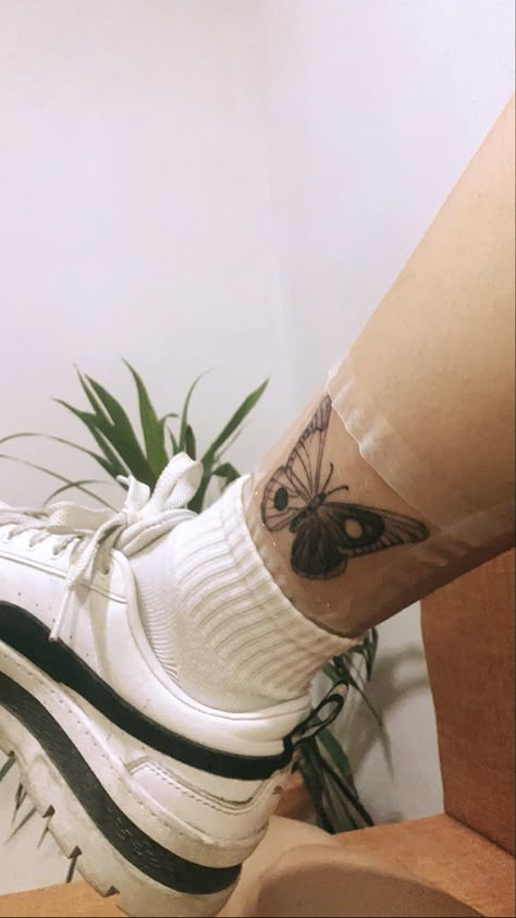 Ying Yang Tattoo Leg, Dainty Yin Yang Tattoo, Yin And Yang Butterfly Tattoo, Ying Yang Tattoo Flower, Ying Yang Butterfly, Butterfly Ying Yang Tattoo, Cool Ying Yang Tattoo, Yin Yang Butterfly Tattoo, Ying Yang Flower Tattoo