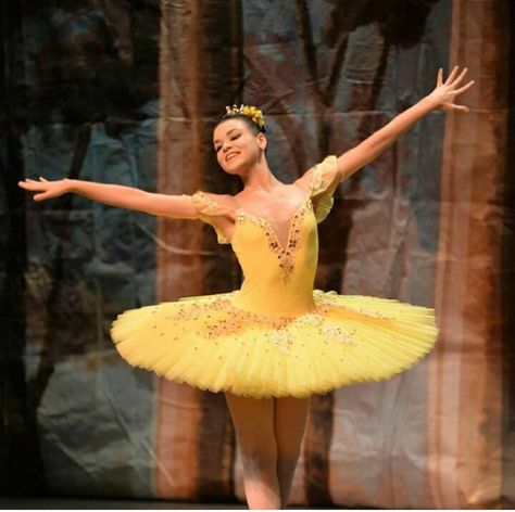 Yellow Ballet Costume, Yellow Ballet Aesthetic, Yellow Fairy Dress, Ballet Costumes Tutus, Sleeping Beauty Ballet, Yellow Fairy, Yellow Tutu, Ballet Images, Ballerina Outfit