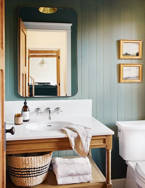 Makeover Kamar Mandi, Cabin Bathroom, Cabin Bathrooms, Cottage Bathroom, Gorgeous Bathroom, Bathroom Color, Ski Chalet, Green Walls, Upstairs Bathrooms