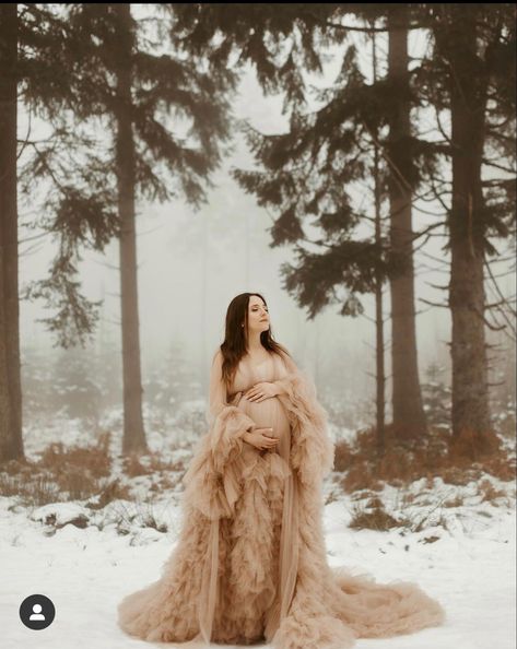 Fluffy Robe Maternity Shoot, Winter Maternity Picture Dress, Christmas Maternity Pictures Outfits, Winter Wonderland Maternity Dress, Gown Maternity Pictures, Tulle Maternity Dress Photoshoot Outdoor, Maternity Shoot Goddess, Winter Maternity Pictures Single Mom, Boho Winter Maternity Photos