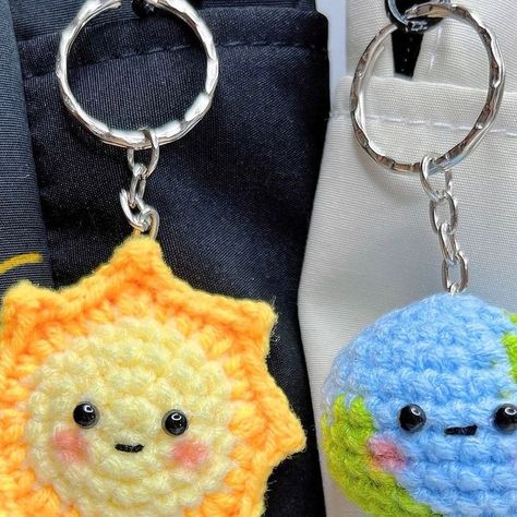 xuxucrochet on Instagram: "Crochet Couple Keychain: Sun and Earth 🌞🌎 Video tutorial on my youtube channel: "Xuxu Crochet" #crochet #couple #crochetcouplekeychain #crochetkeychain #crochetsun #crochetearth #crochetgifts #crochetgiftideas #xuxucrochet" Crochet For Couples, Couple Crochet Ideas, Couple Crochet Keychain, Matching Crochet Ideas, Matching Crochet Keychains, Crochet Couples Gift, Crochet Earth, Crochet Couple, Couple Crochet