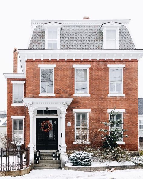 Shannon | New England on Instagram: “Never not stopping for a beautiful brick facade. #archi_ologie #brickhouse #oldhouselove #facadelovers #mynewengland #snowscene” Brick Apartments, Bob Vila, Brick Facade, Storey Homes, Snow Scenes, Red Bricks, Brick House, Old House, Old Houses