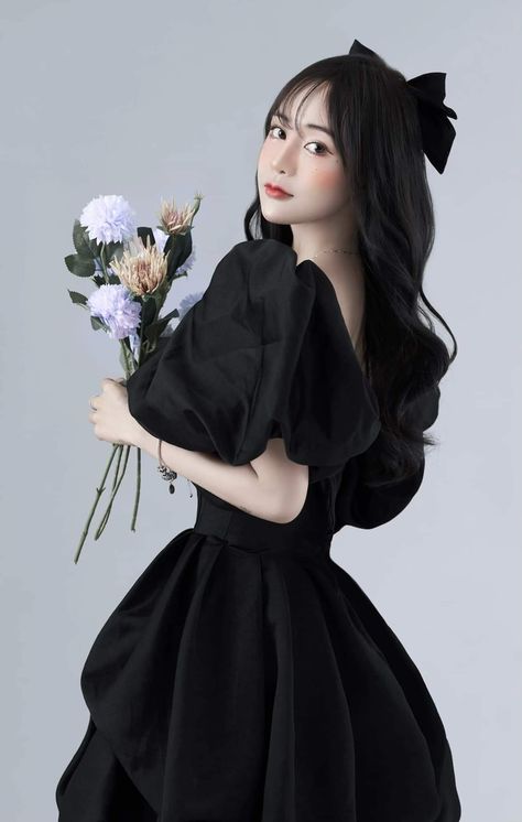 Casual Dress Poses Photo Ideas, Debut Photoshoot Ideas Studio, Photoshoot Poses Elegant, Studio Photoshoot Dress, Korean Photoshoot Studio, Dress Photoshoot Studio, Korean Photoshoot Ideas, Black Birthday Photoshoot, Studio Photoshoot Outfit Ideas