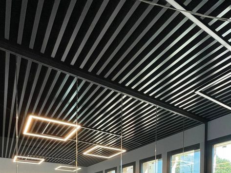 Acoustic metal ceiling panels SLIDING BAFFLE by CBI Europe Metal Baffle Ceiling, Metal Panel Ceiling, Baffle Ceiling, Rooftop Patio Design, Ceiling System, Suspended Lighting, Rooftop Patio, Contemporary Room, Linear Pattern