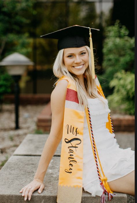 Teacher Cap And Gown Pictures, Cute Teacher Pictures, Education Graduate Pictures, Senior Teacher Pictures, Elementary Ed Graduation Pictures, Teacher Graduation Photoshoot Ideas, College Graduation Pictures Elementary Education, Student Teacher Graduation Pictures, Senior Picture Ideas Teacher