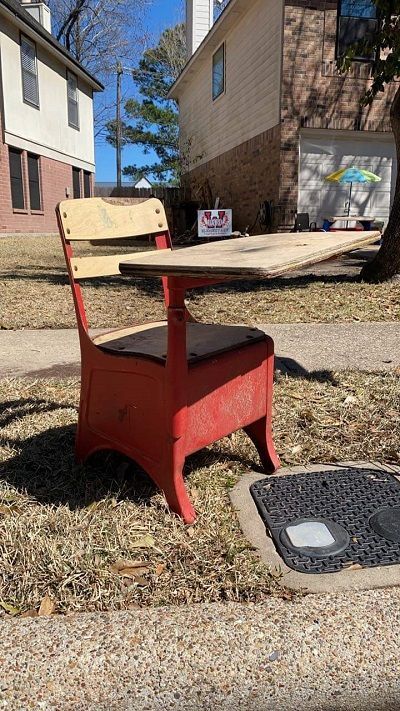 School Desk Makeover, Old School Desk, Antique School Desk, Old School Desks, Vintage School Desk, Scrape Painting, Diy Furniture Flip, Vintage Gardening, Dumpster Diving