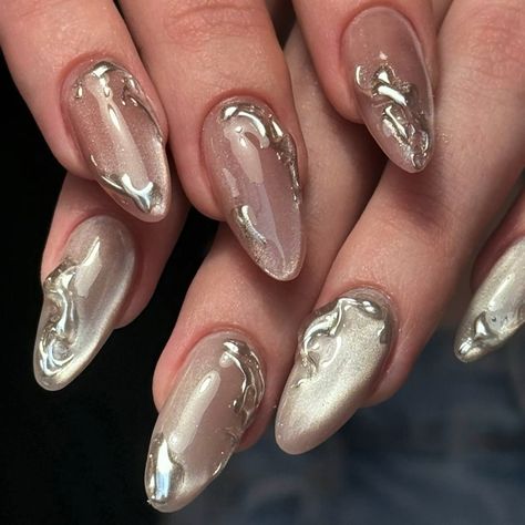 Cateyes Nails Design Christmas, Short Silver Nails Ideas, Clean Chrome Nails, Cool Silver Nails, Silver Details Nails, Nye Nail Ideas Chrome, Cat Eye On Natural Nails, French Cat Eye Nails Design, Chrome And Cat Eye Nails Designs