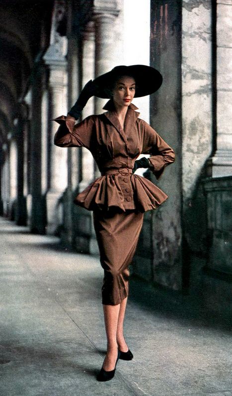 1950 Jean Patchett in bronze rayon suit with peplum jacket by unidentified designer, Harper's Bazaar, 1950 Style, Vogue Vintage, 1950 Fashion, Glamour Vintage, Vintage Suit, Fifties Fashion, Look Retro, Paris Mode, Fashion 1950s