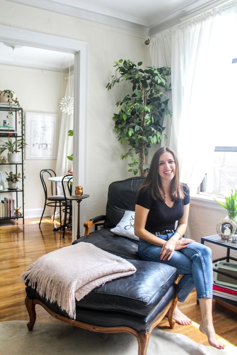 Home Tour: How This Interior Designer Maximizes 600 Sq. Ft. - The Everygirl 800 Sq Ft House, 1000 Sq Ft House, English Townhouse, Vintage Apartment, Condo Interior Design, Condo Interior, Small House Decorating, New York Apartment, Tiny Apartment